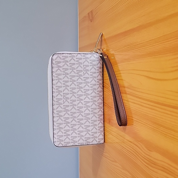 Michael Kors Jet Set Travel Large flat phone case Wristlet,  Vanilla/Acron - Picture 2 of 5